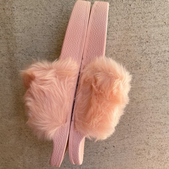 🎉3X HP🎉 Pink Faux Fur Slides Sandals - Picture 4 of 6